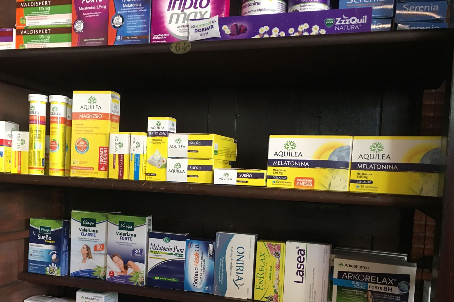 Varios complementos alimenticios para dormir con melatonina en una farmacia / CG