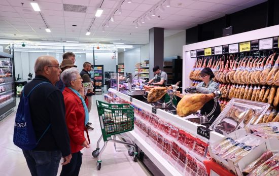 Personas comprando en un supermercado/ MERCADONA