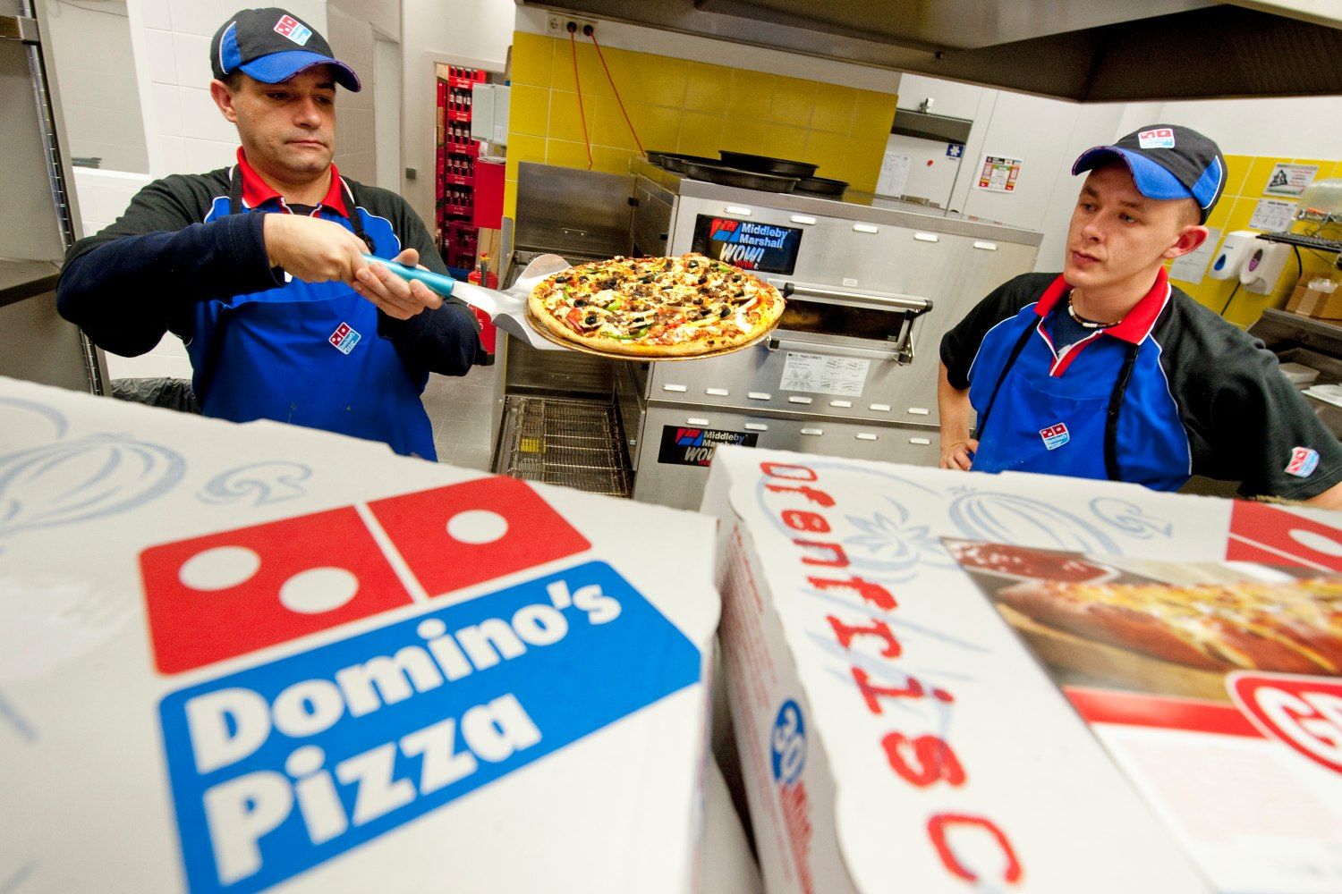 Dos trabajadores de Domino's Pizza / Robert Schlesinger - EP