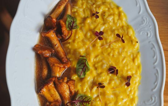 Risotto al azafrán /PEXELS