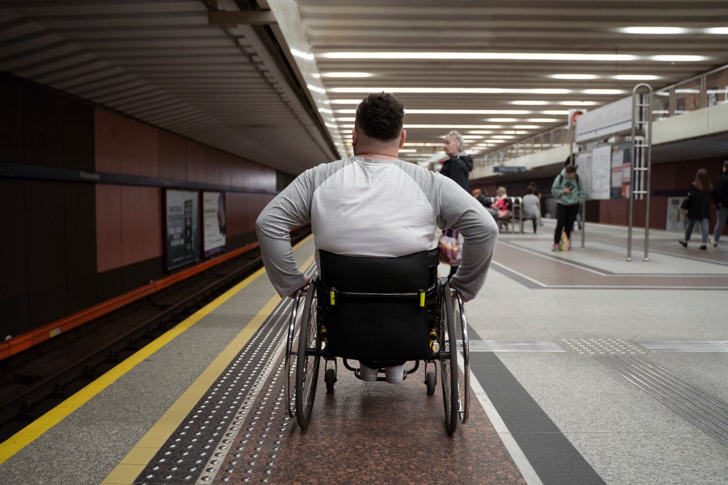 Una persona con discapacidad espera en una estación de Renfe / FREEPIK