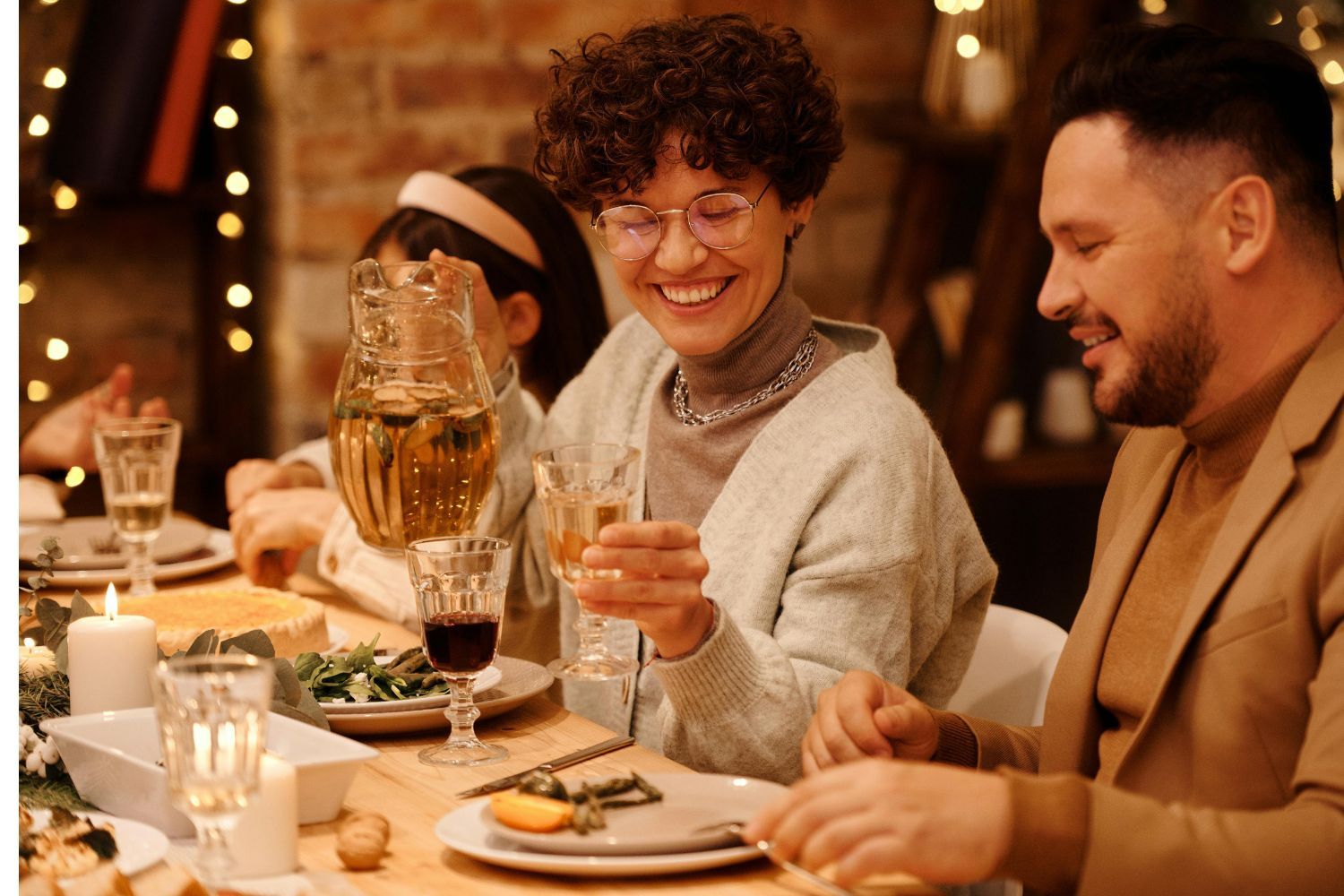 Unas personas reunidas en una cena de navidad/ PEXELS