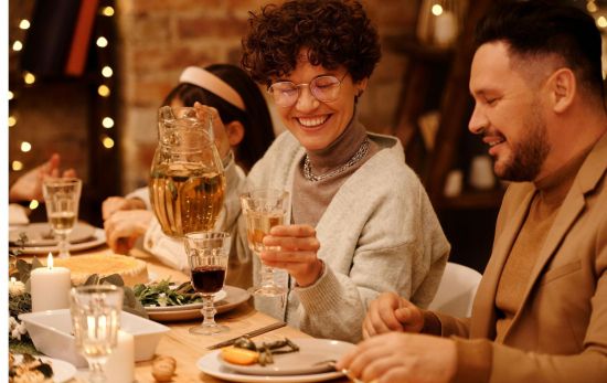 Unas personas reunidas en una cena de navidad/ PEXELS