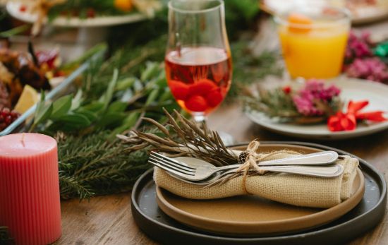 Idea de presentación de mesa de Navidad para poner tus entrantes/ PEXELS