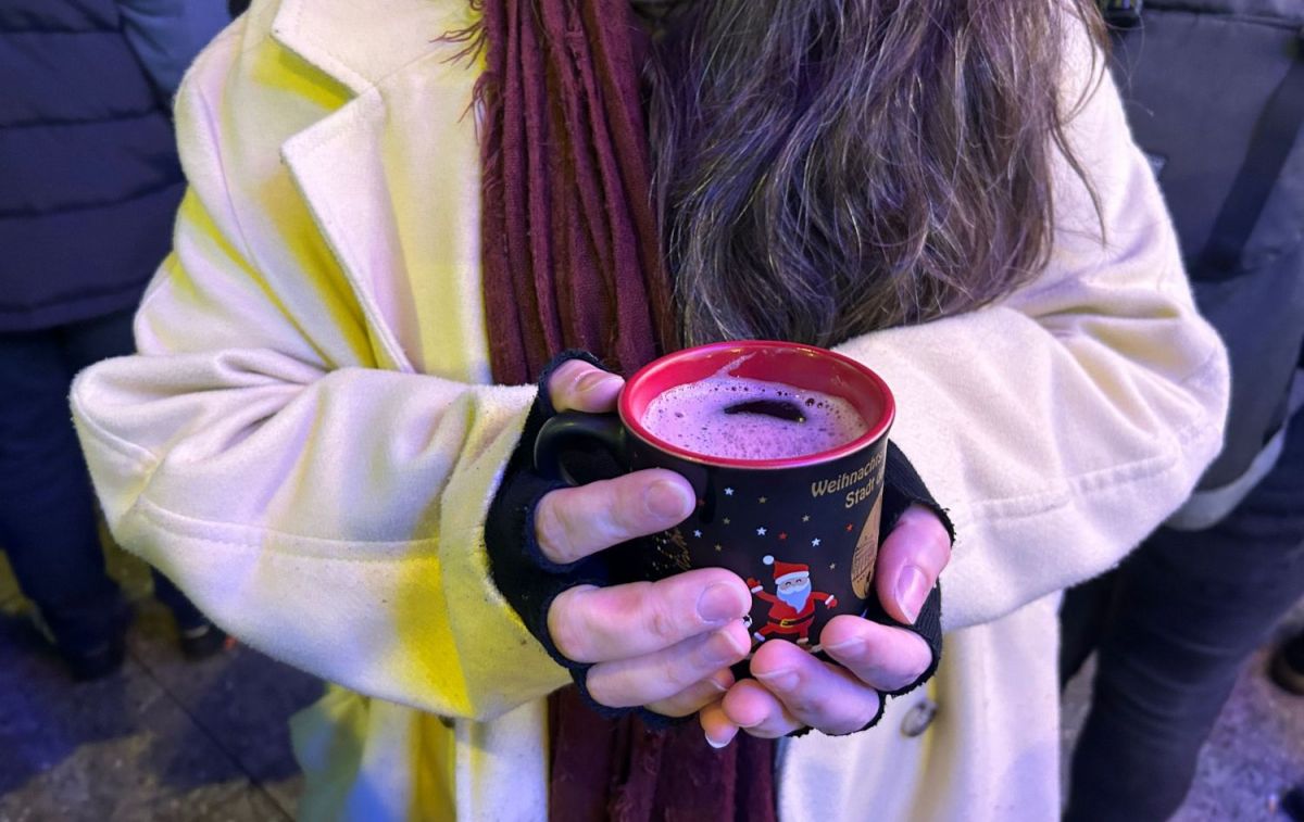 Una chica bebiendo el famoso Glühwein   CG