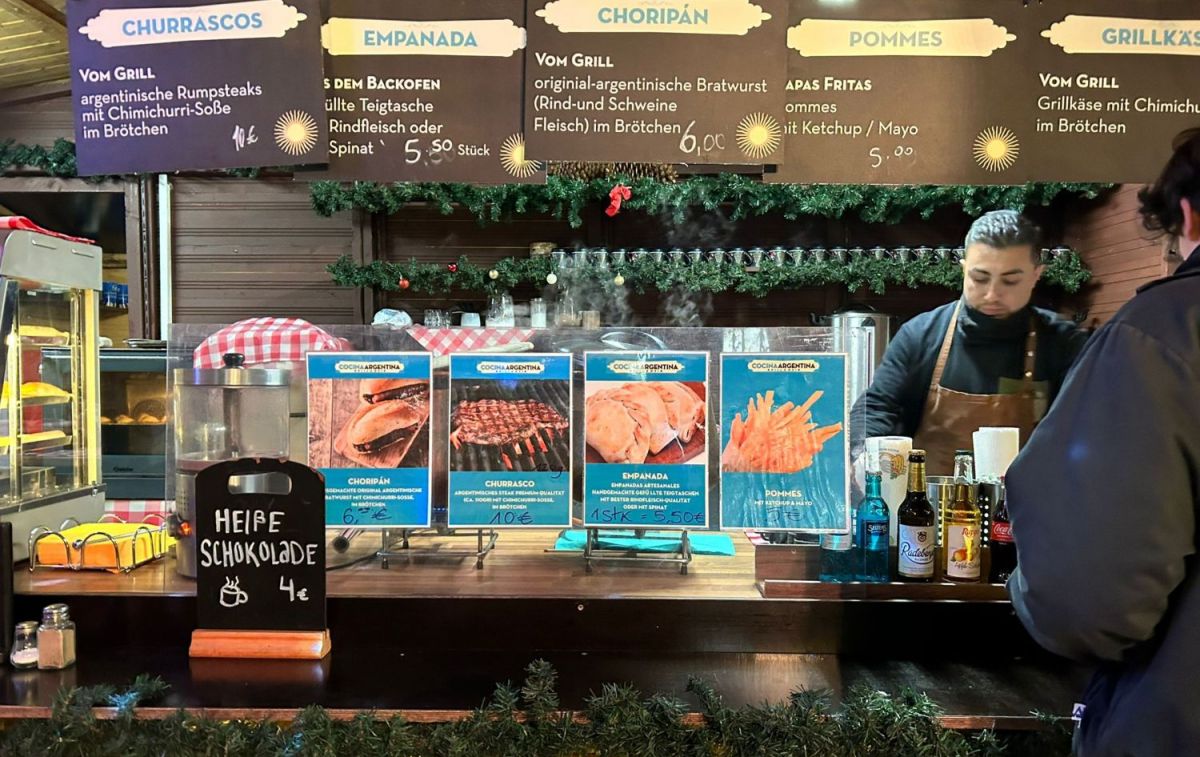 Un puesto de comida argentina en el mercadillo navideño de Frankfurt   CG