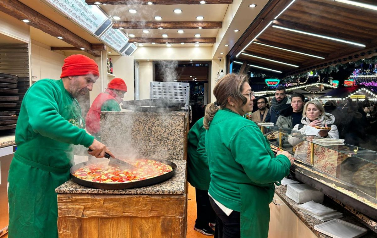 Un puesto de pizzas en el mercado navideño de Frankfurt   CG