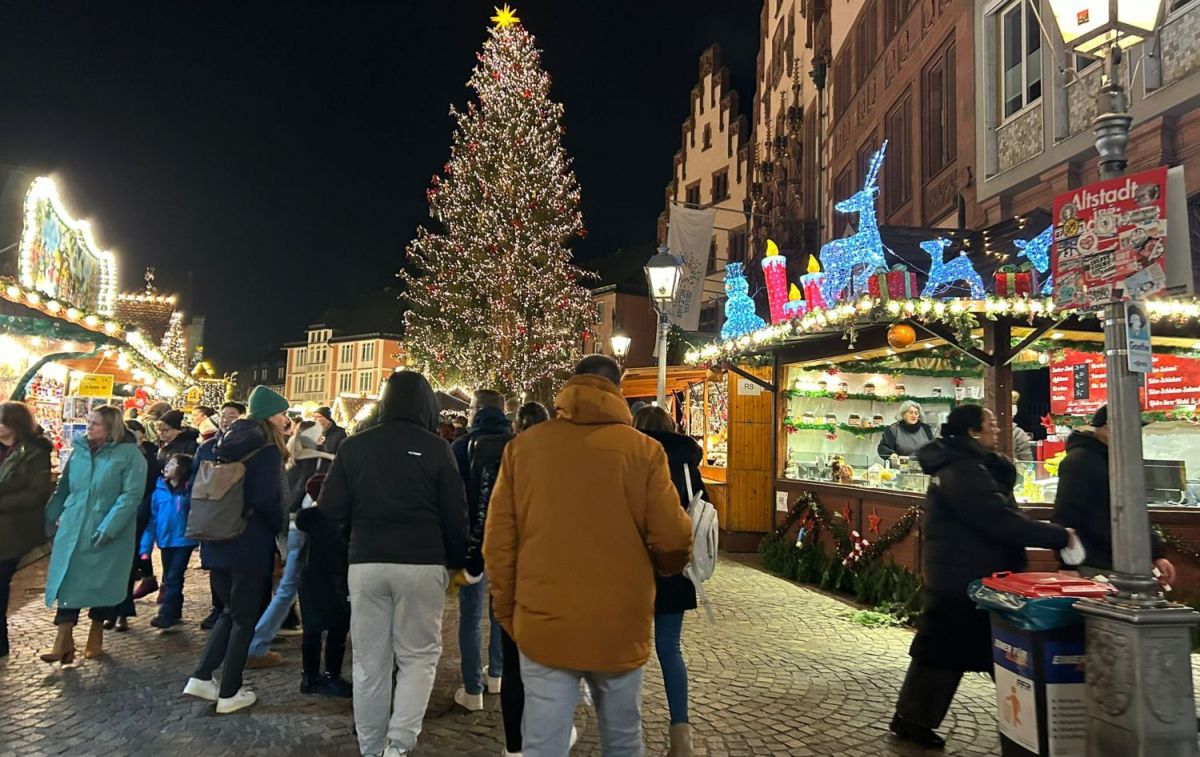 La plaza con el gran árbol de Navidad   CG