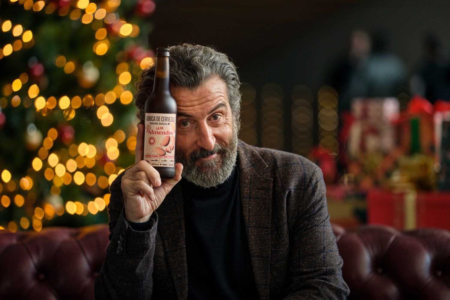 Luis Zahera con la cerveza La de El Almendro de Estrella Galicia / CEDIDA