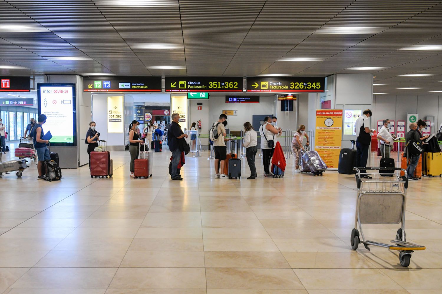 Turistas extranjeros y nacionales en el aeropuerto de Madrid / EP