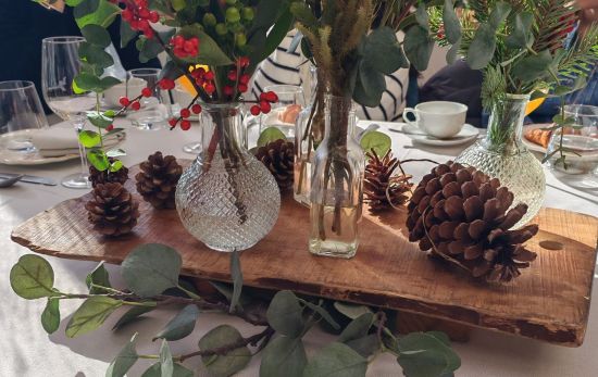 Propuesta de mesa navideña del Jardín de Arzábal, sencilla y vistosa con elementos naturales/ Rocío Antón