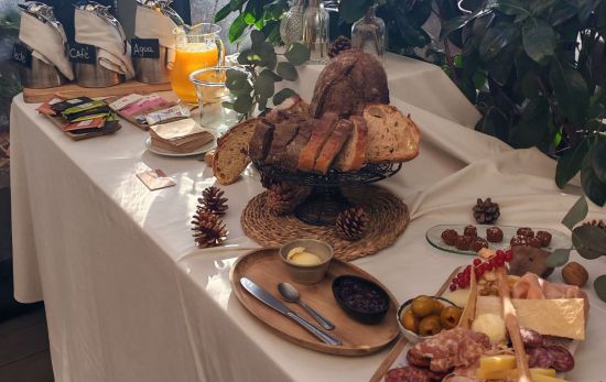 Una mesa decorada con madera y piñas aporta un toque muy navideño con pocos elementos/ Rocío Antón