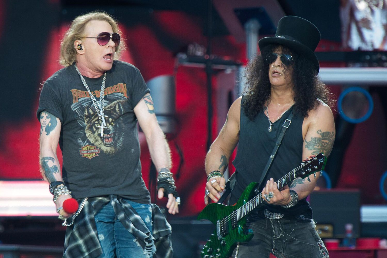 Dos miembros de Guns N' Roses durante un concierto DEEZER