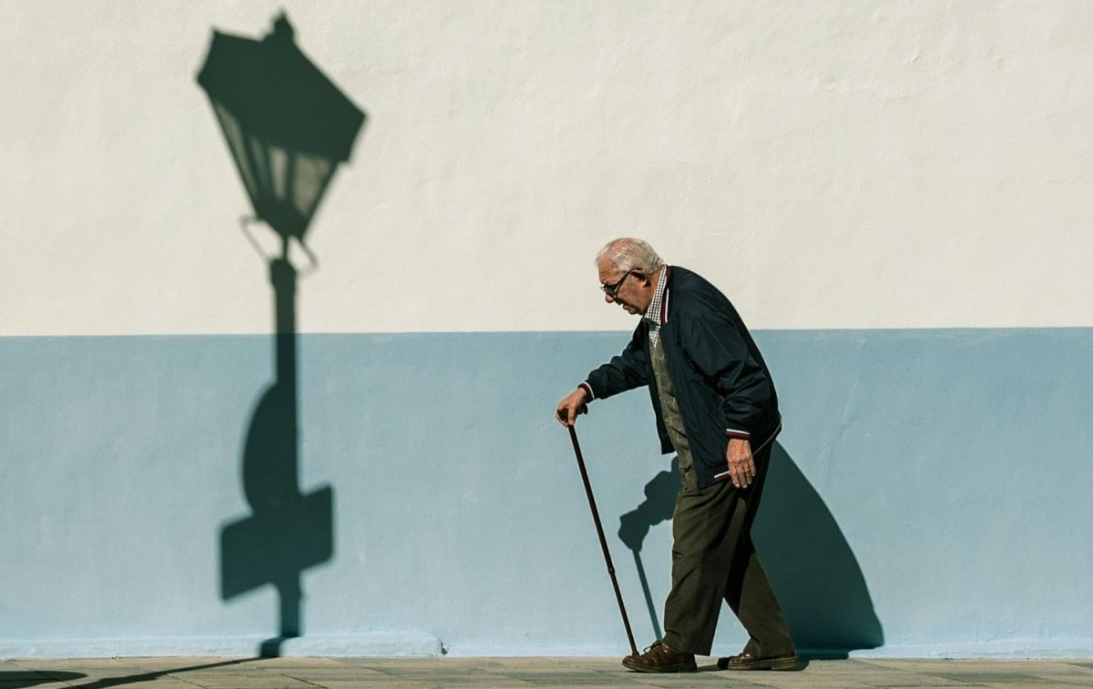 Un anciano camina por la calle / PEXELS