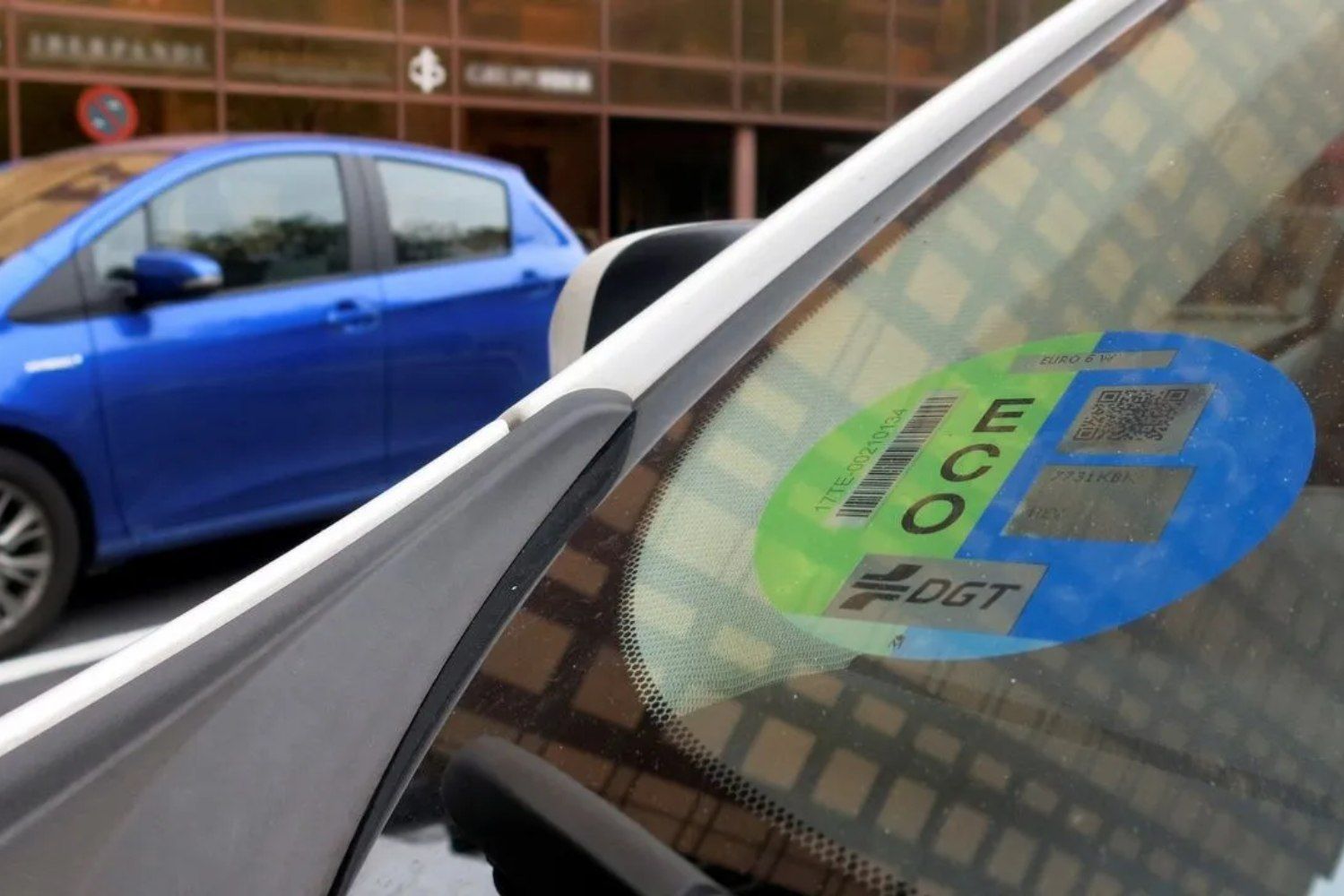 Un coche en Madrid con una etiqueta ambiental / Víctor Ocaña - EFE