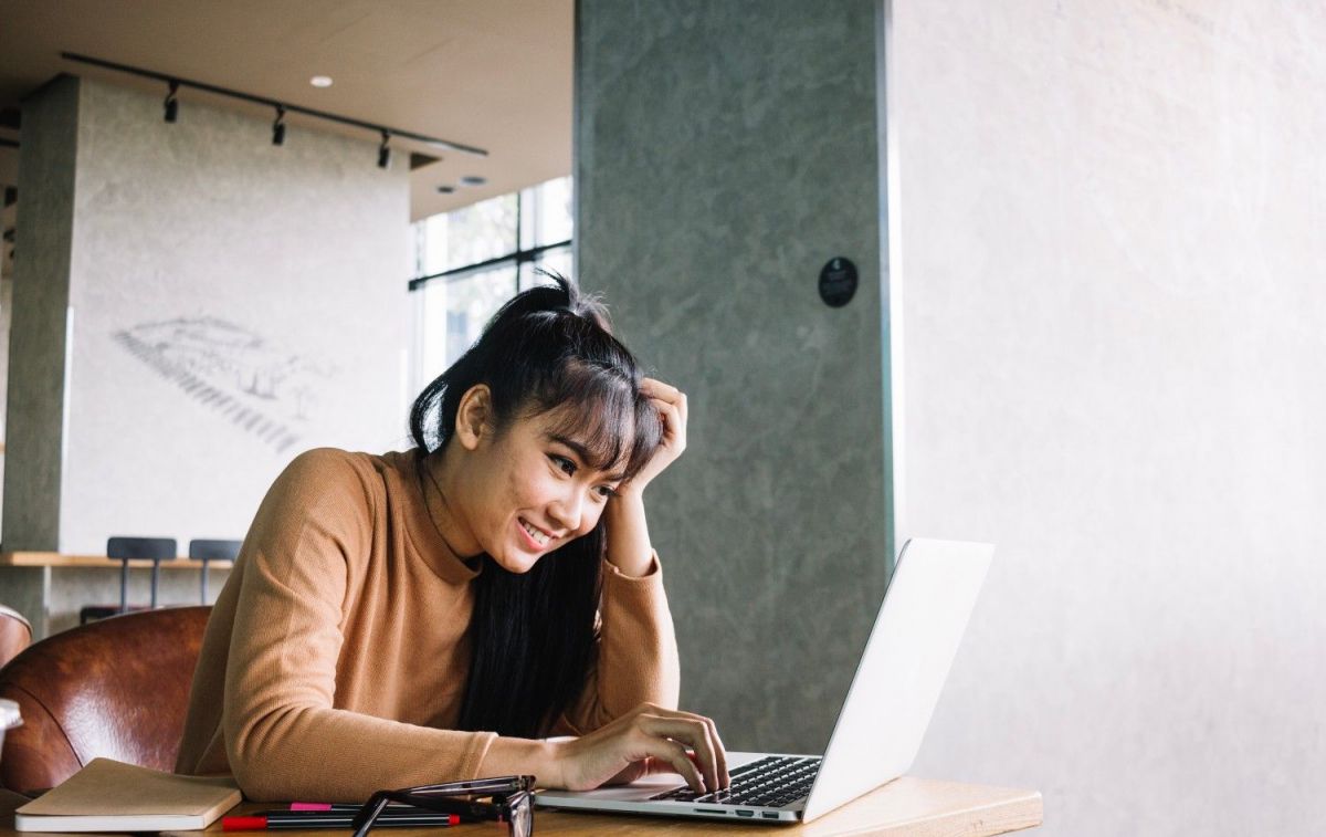 Una mujer hace una compra online / FREEPIK