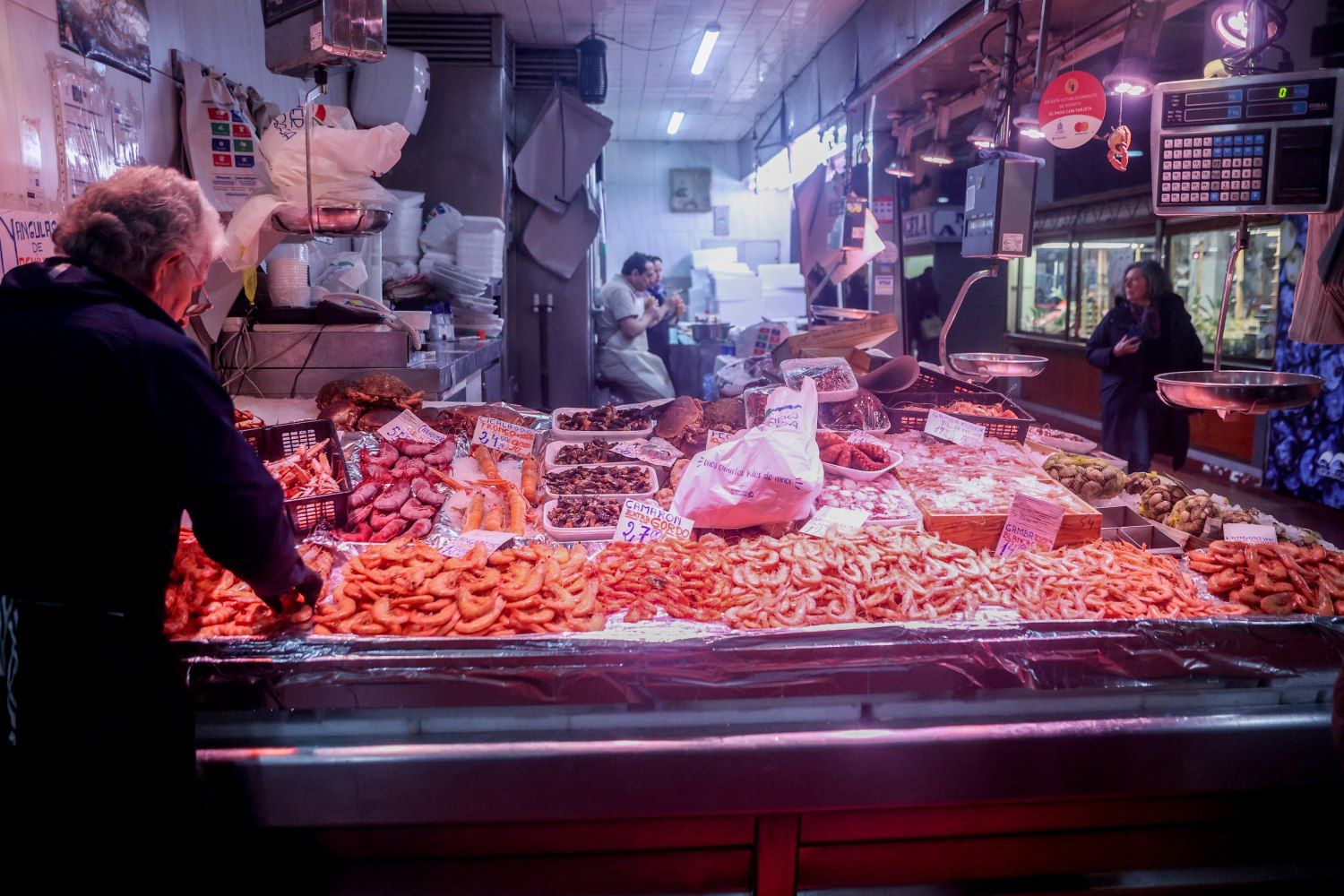 Un hombre realiza la compra para la cena de Navidad en la que desperdiciará el 10%   Ricardo Rubio  