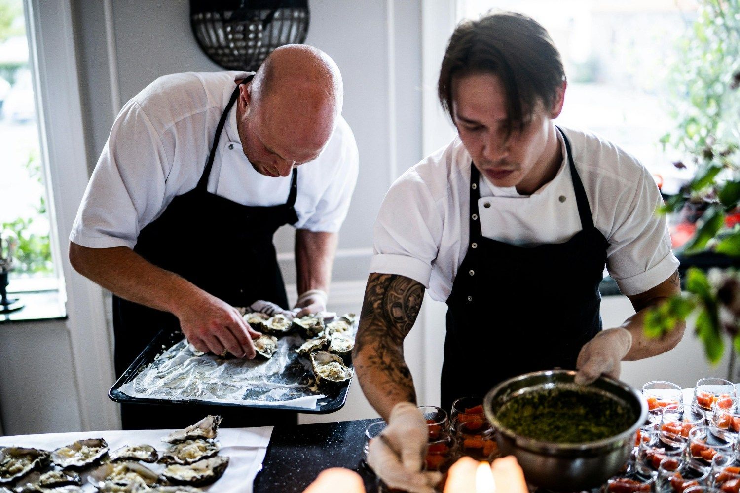 Dos chefs trabajando en un plato que pertenece a la mejor cocina del mundo / PEXELS