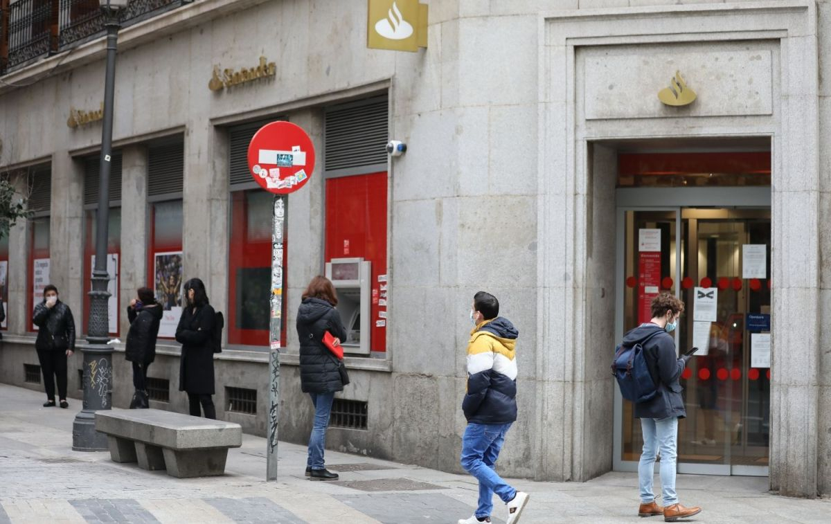 Españoles hacen cola frente a un banco / EP