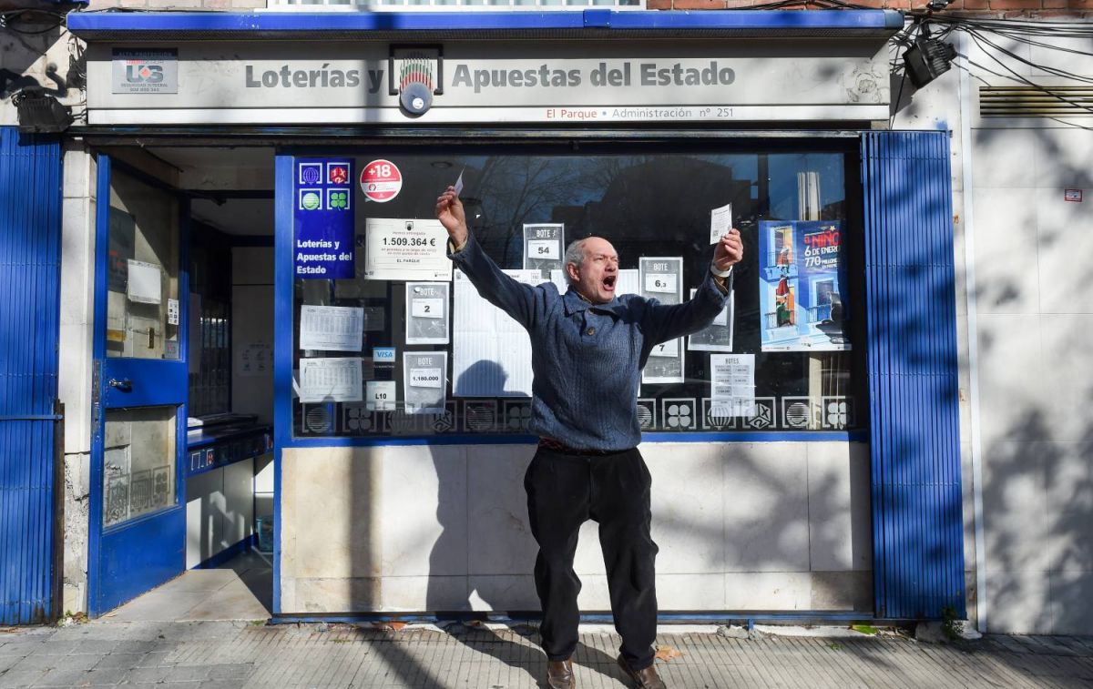 Un lotero que ha vendido un décimo premiado en la Lotería de Navidad / EUROPA PRESS - GUSTAVO VALIENTE