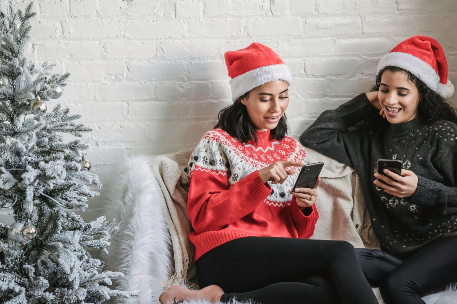 Dos personas usan sus móviles para felicitar la Navidad por WhatsApp/ PEXELS