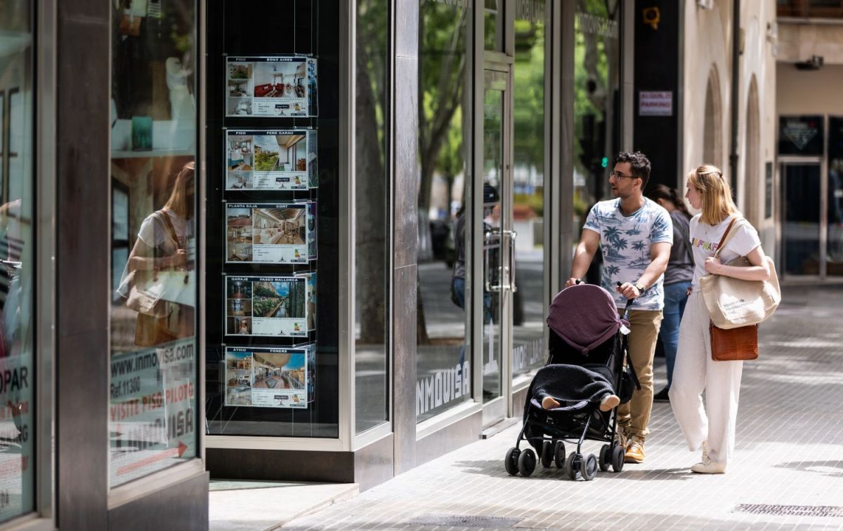 Dos personas observan anuncios de una inmobiliaria / EUROPA PRESS - TOMAS MOYA