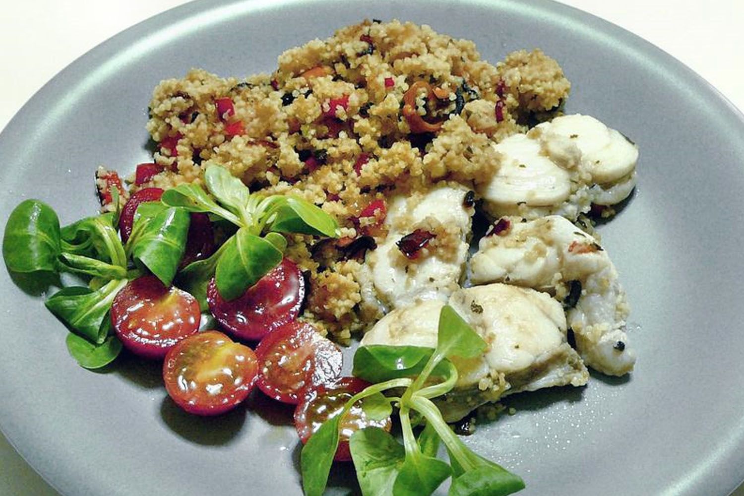 Un plato de pescado con tomates y quinoa / FLICKR