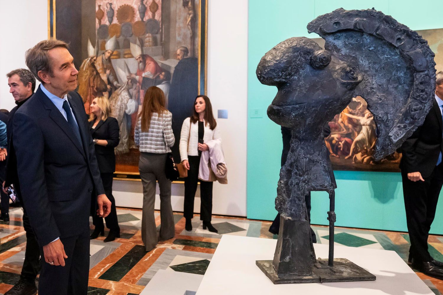 El artista Jeff Koons frente a una escultura de Pablo Picasso en uno de los espacios expositivos de la Alhambra / MIGUEL ÁNGEL MOLINA - EFE