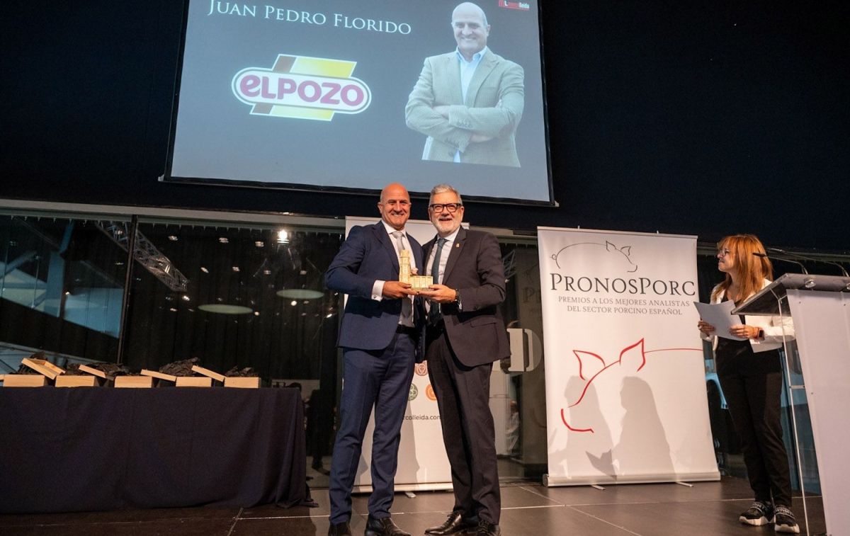 El director de Operaciones de ElPozo Alimentación, Juan Pedro Florido, recibe el premio PronosPorc de manos de Félix Larrosa, alcalde de Lleida y presidente de Mercolleida / GRUPO FUERTES - EP