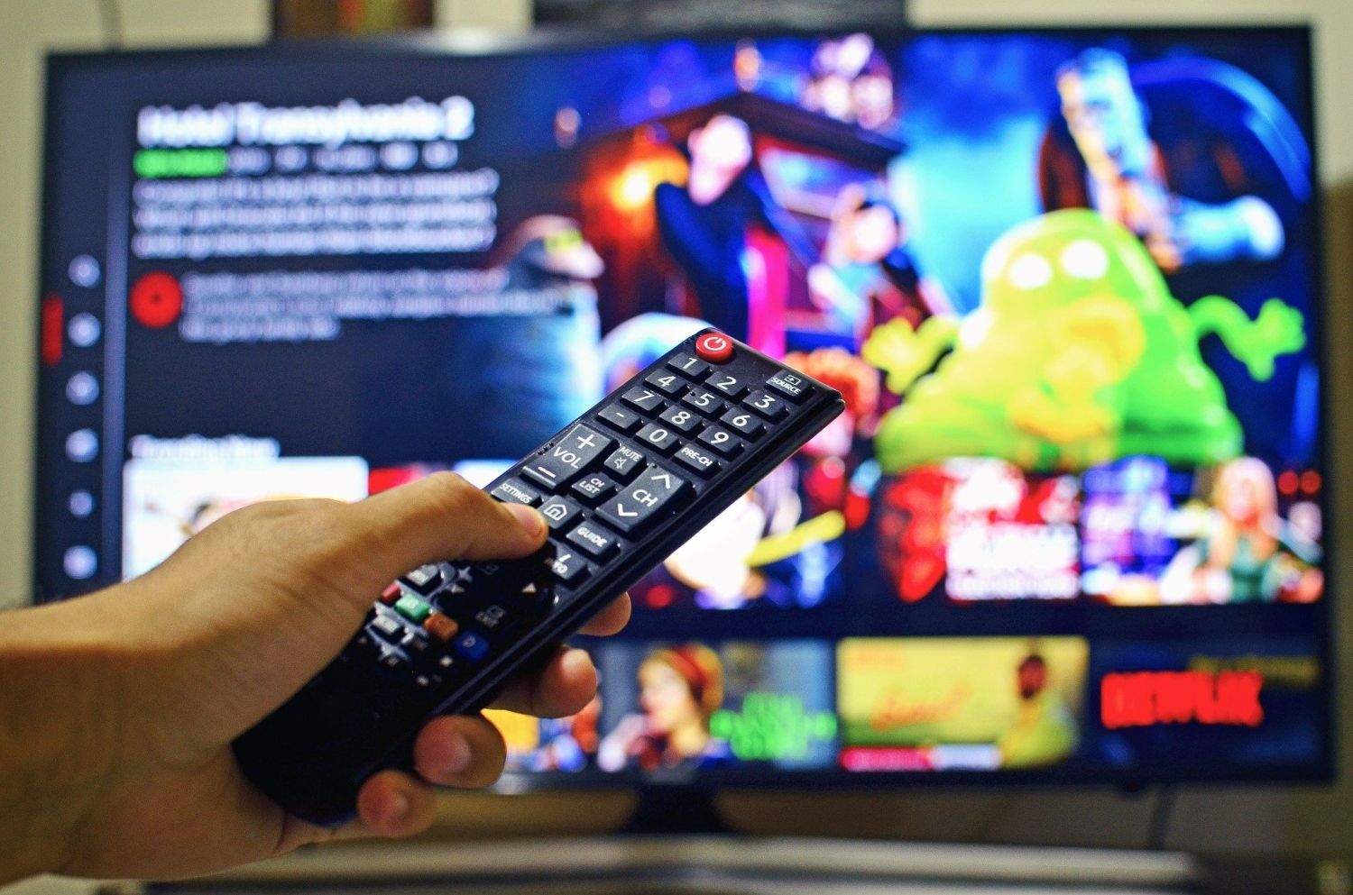 Una persona escoge una serie en una plataforma de streaming como Disney+ / PIXABAY