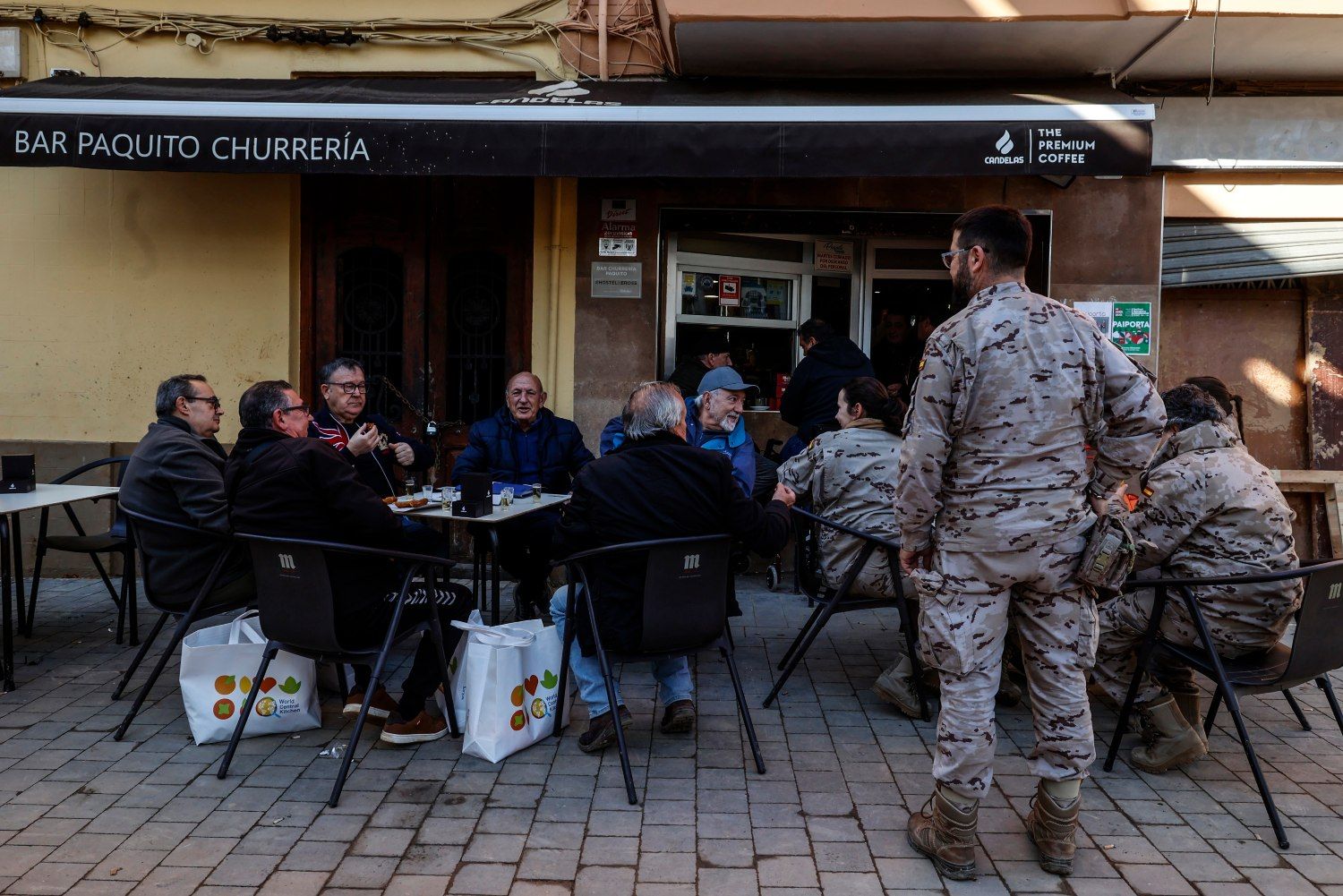 Valencianos en un restaurante de Paiporta / Rober Solsona - EP