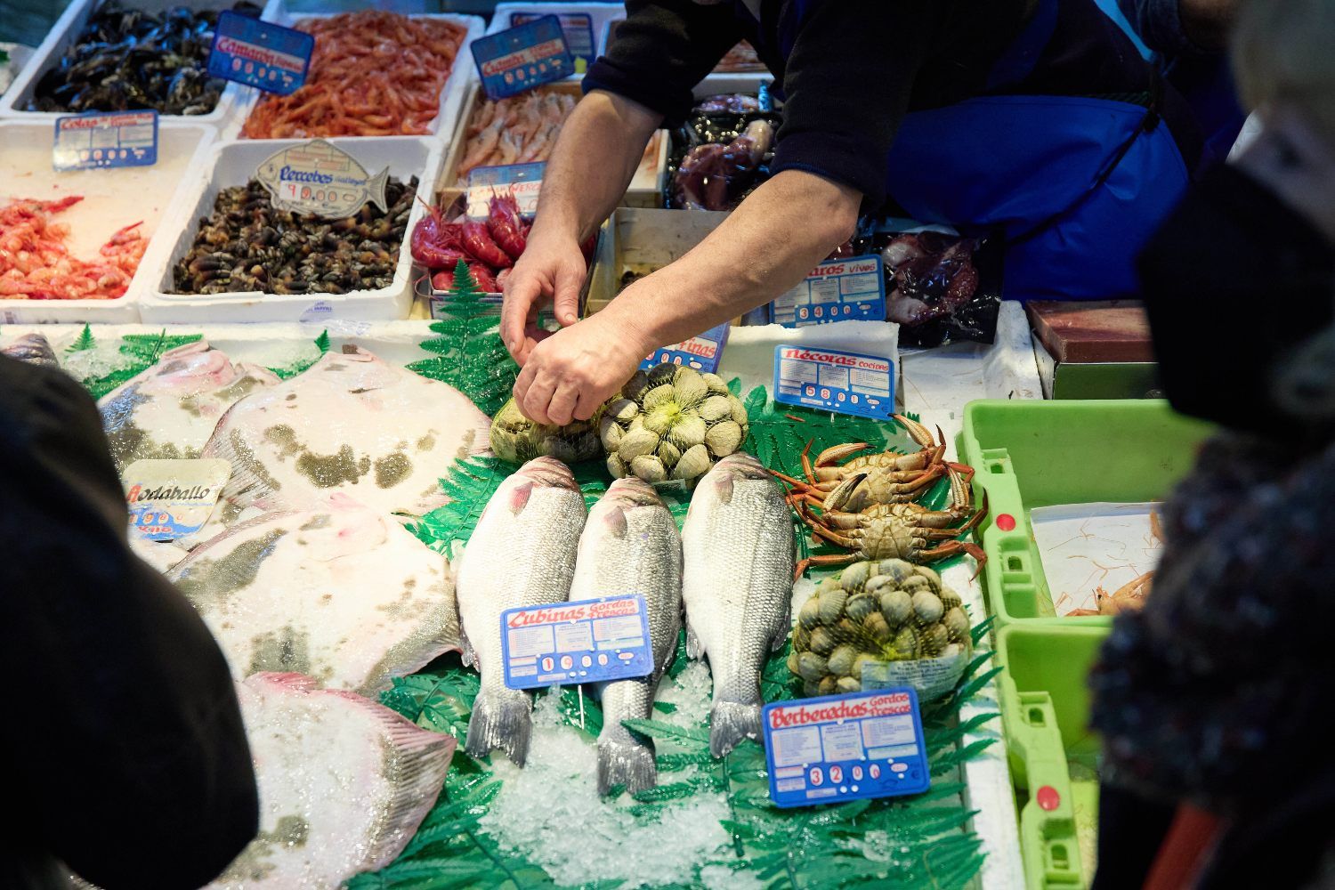 Una pescadería en la que hay varios de los alimentos que más han subido de precio / EUROPA PRESS - JESÚS HELLÍN