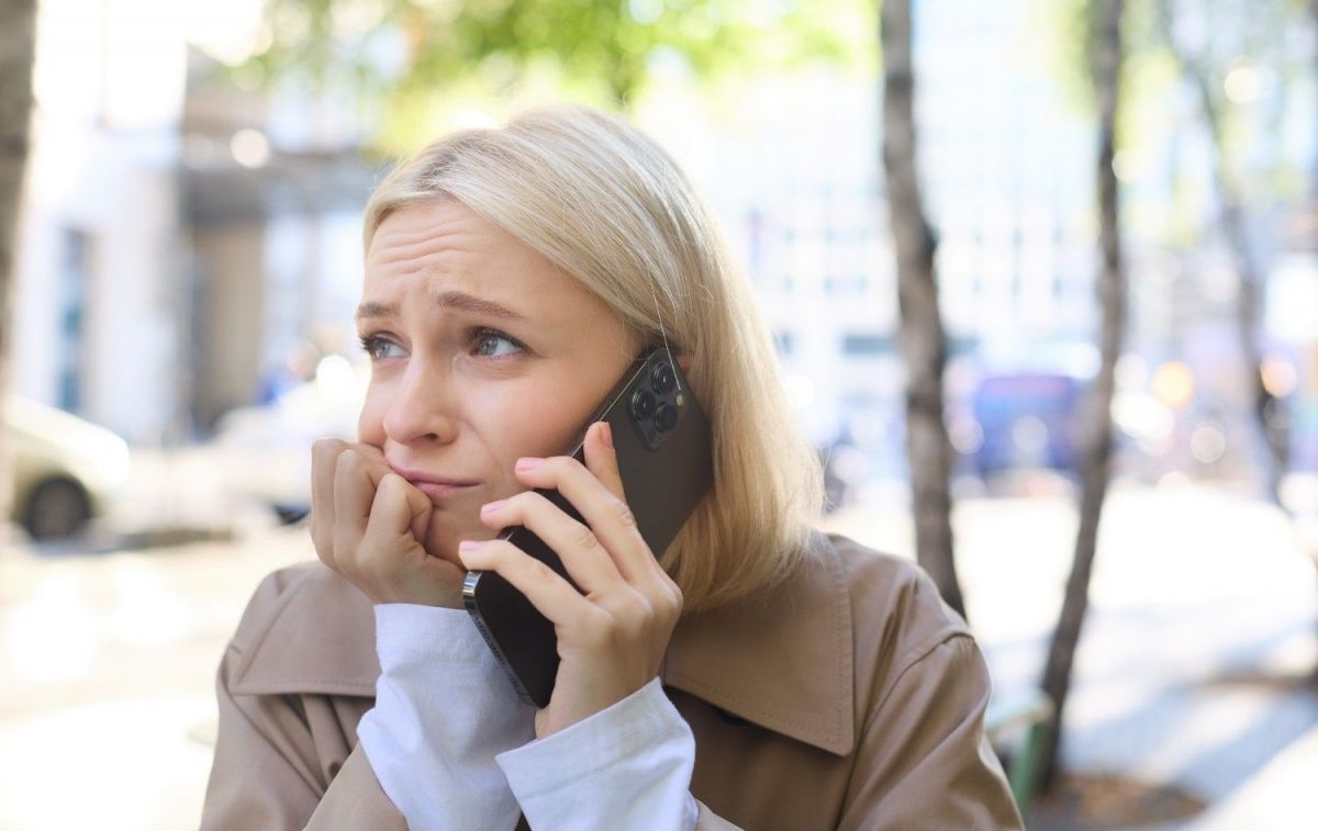 Una mujer realiza una llamada telefónica / FREEPIK - benzoix