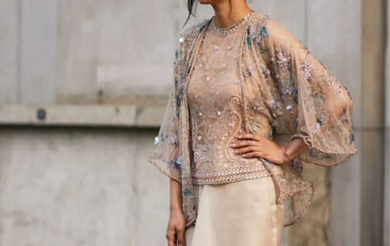 Idea de estilo: Usa tu falda midi con camisas boho de pedrería para la próxima primavera 2025/ Cortesía Vogue México