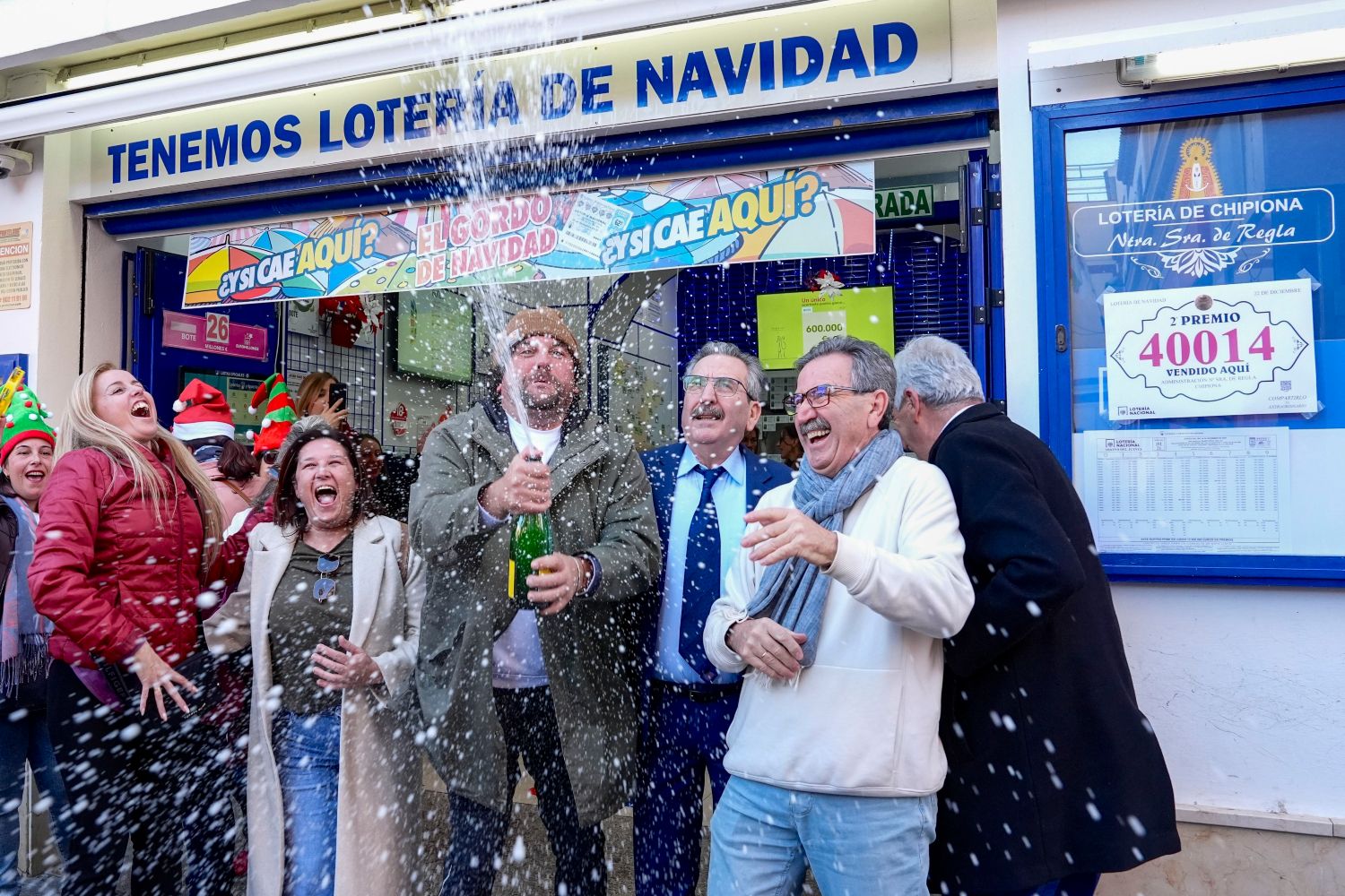 Premiados y vecinos celebran el premio de la lotería de Navidad en la administración número 1 de Chipiona / Román Ríos - EFE 