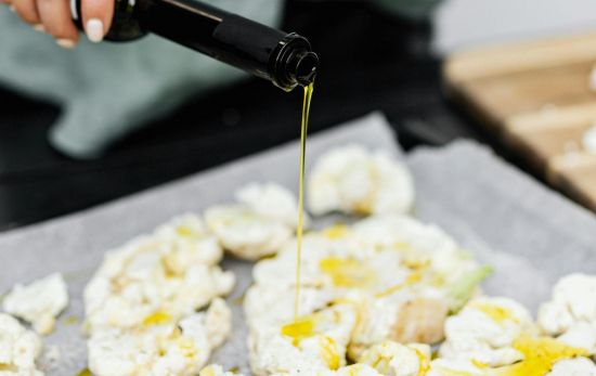 Una persona prepara coliflor al horno/ PEXELS