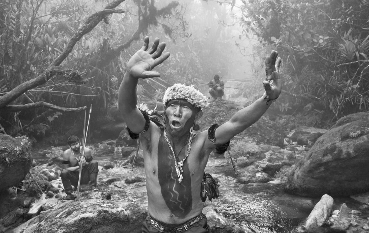 Hombres de una tribu del Amazonas / SEBASTIÂO SALGADO