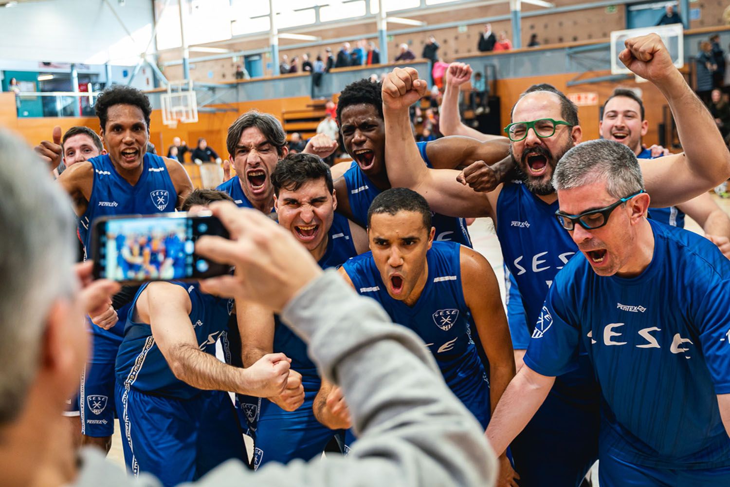 José Miguel Esteller, entrenador de Special Olympics, fotografía a los jugadores de su equipo SESE SPECIALS