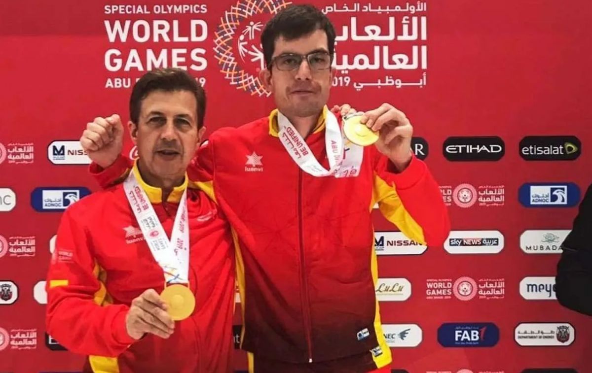 El entrenador José Miguel Esteller y uno de sus jugadores de los Special Olympics con la medalla de oro SESE