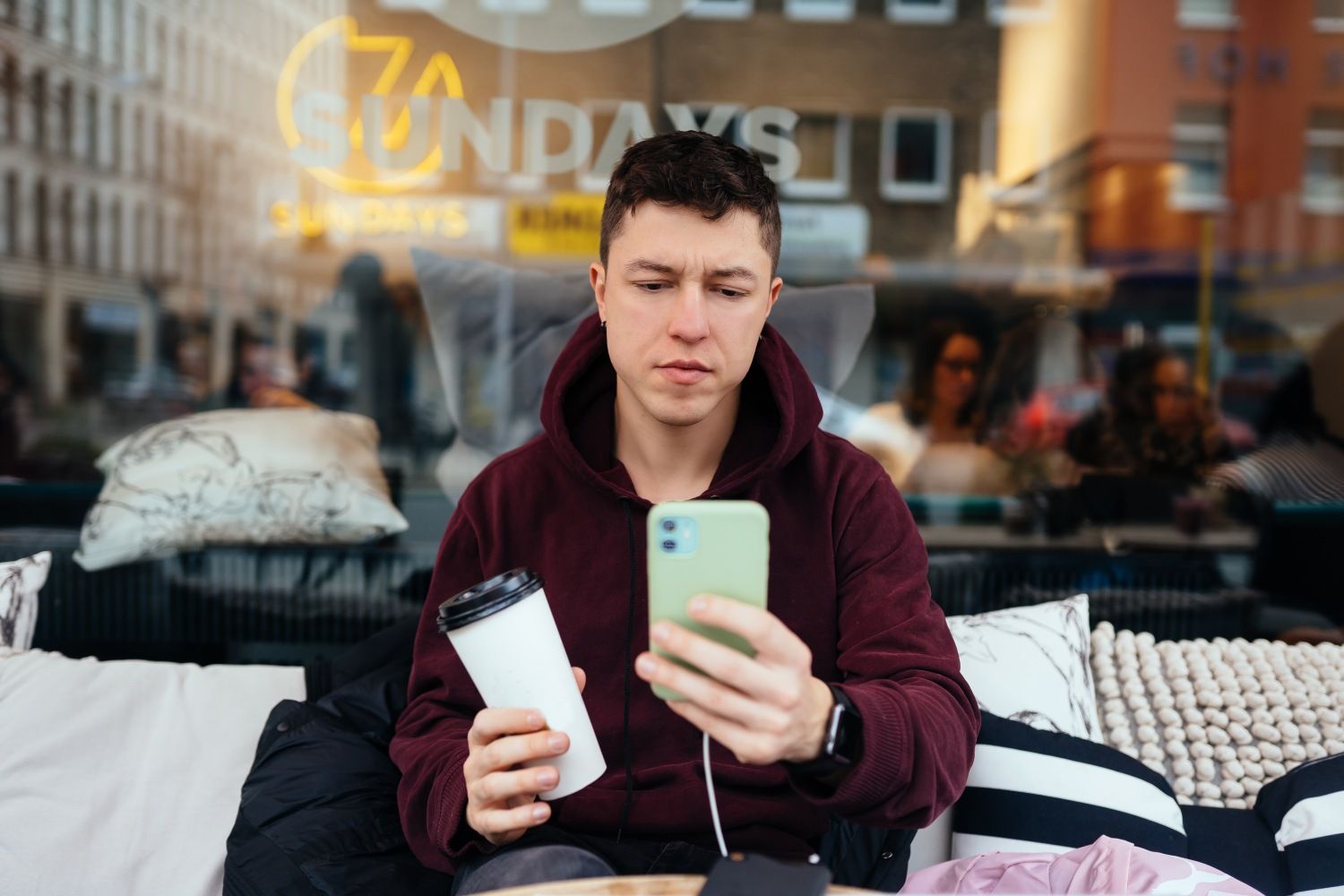 Un joven recibe una llamada de un teléfono 807 que pertenece a Phone Renove / FREEPIK - teksomolika