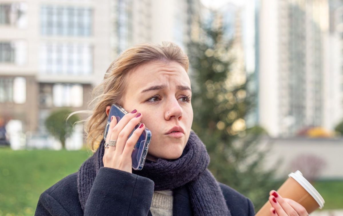 Una mujer recibe una llamada telefónica / FREEPIK - pvproductions