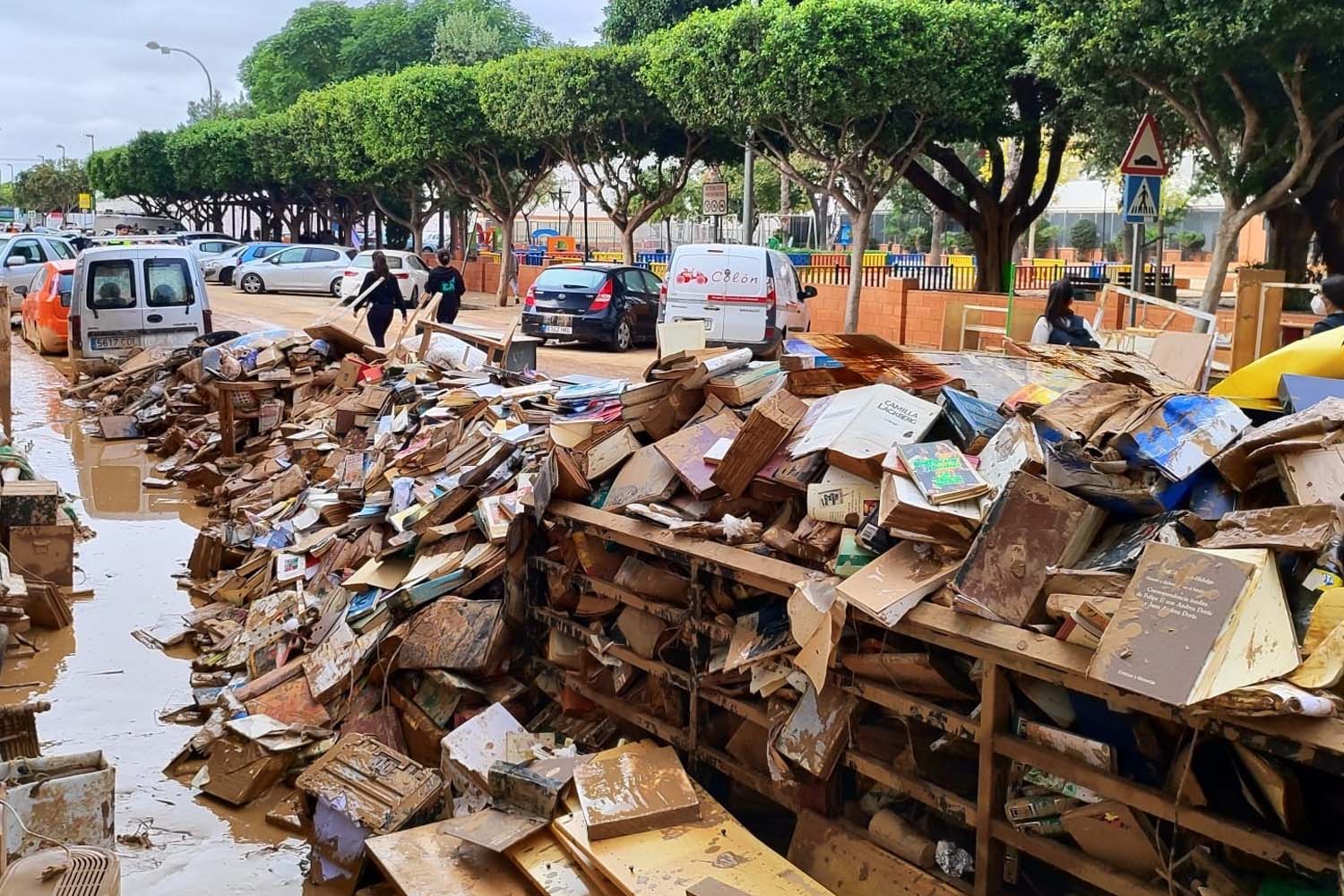 Libros de una biblioteca destrozada en los pueblos afectados por la DANA / COL.LEGI DE BIBLIOTECARIS