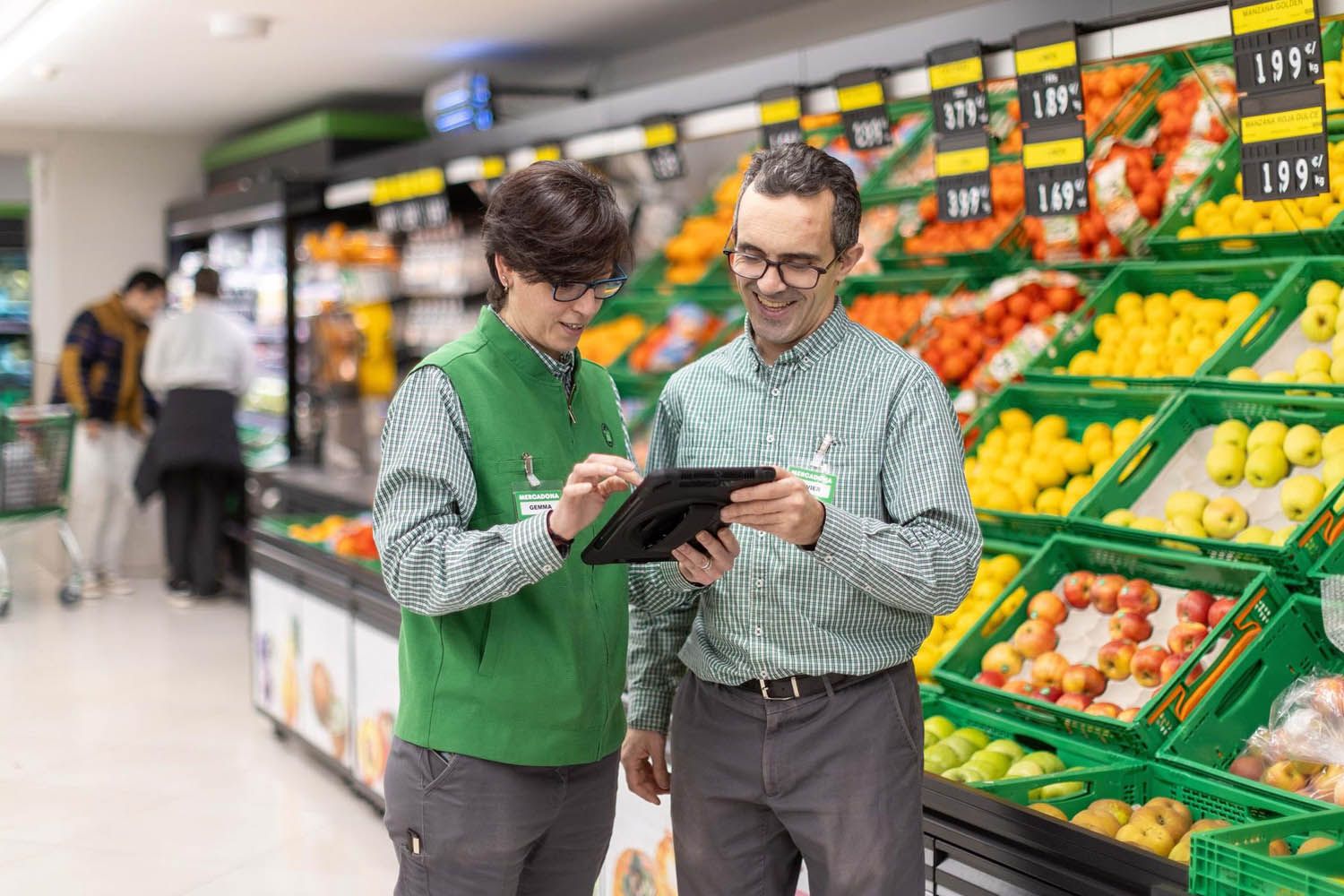 Dos trabajadores de Mercadona / EUROPA PRESS