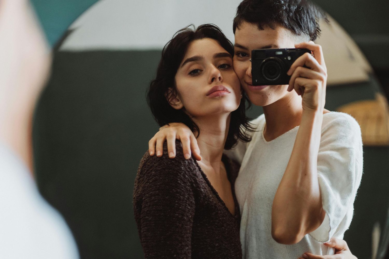 Dos mujeres haciéndose una foto en un espejo/ PEXELS