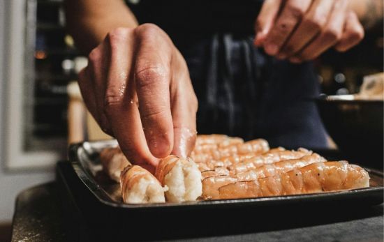 Una persona pela las gambas antes de cocinarlas para que no lo tengan que hacer sus comensales/ PEXELS