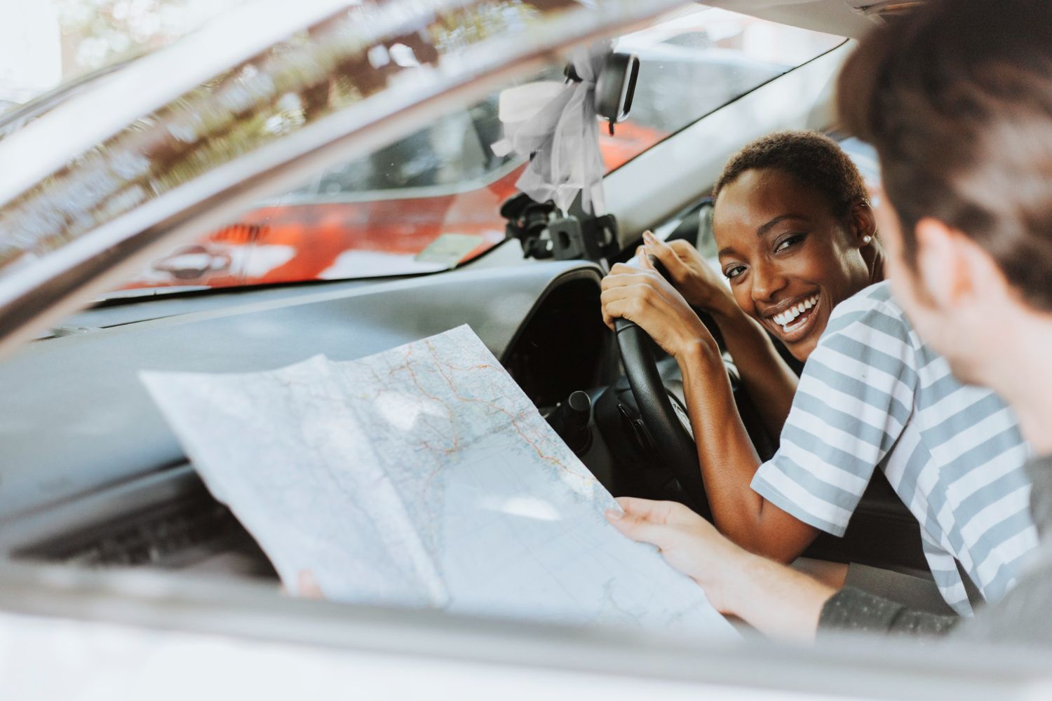 Dos jóvenes en un coche /FREEPIK