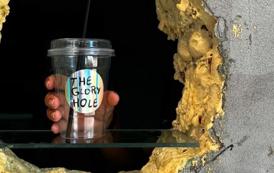 Este es el polémico agujero donde te sirven el café en el establecimiento más bizarro 'The Glory Hole' / Instagram