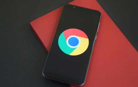 Un móvil con la pantalla con el logo de Google/ PEXELS