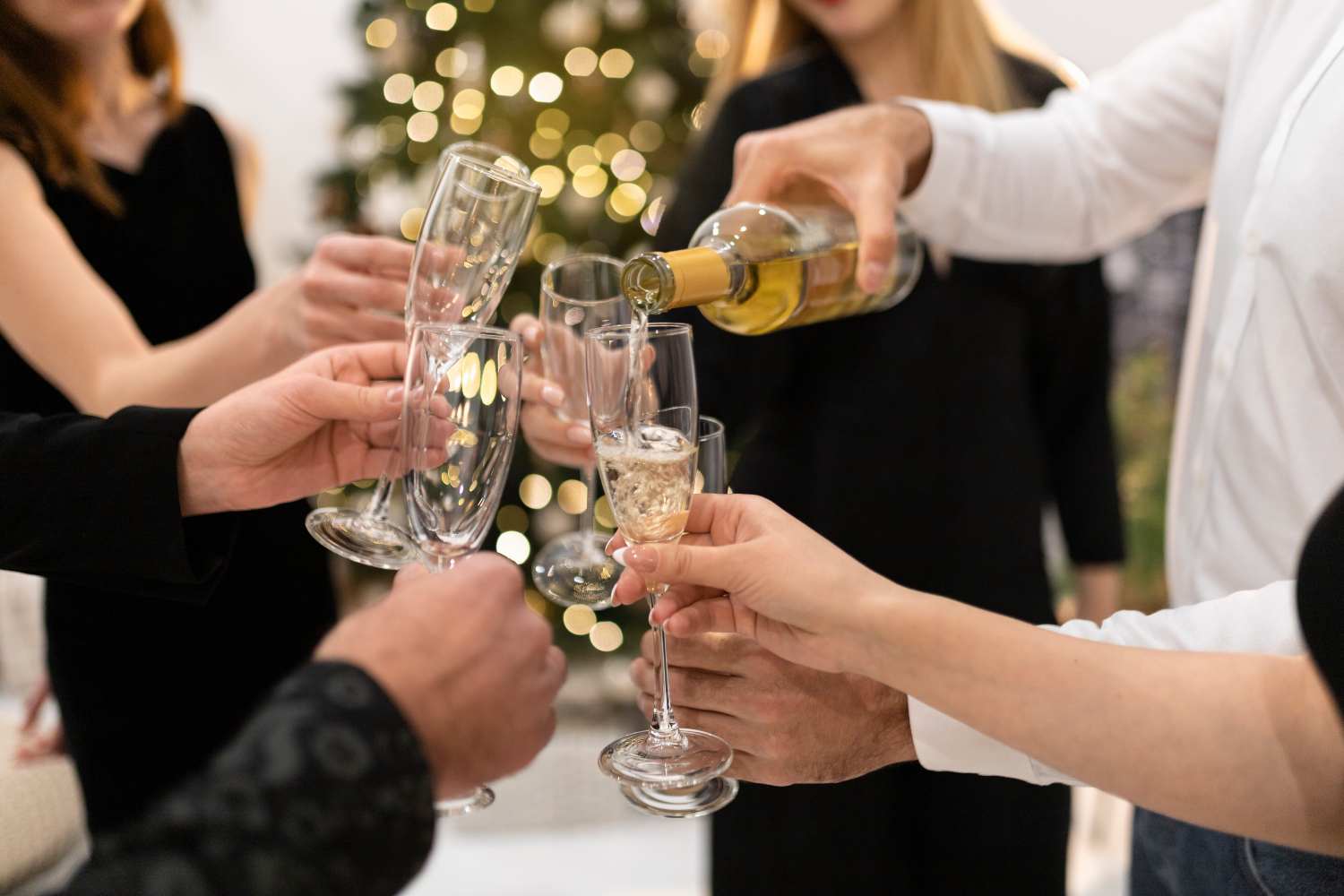 Una familia brinda en Nochevieja con cava sin alcohol / FREEPIK