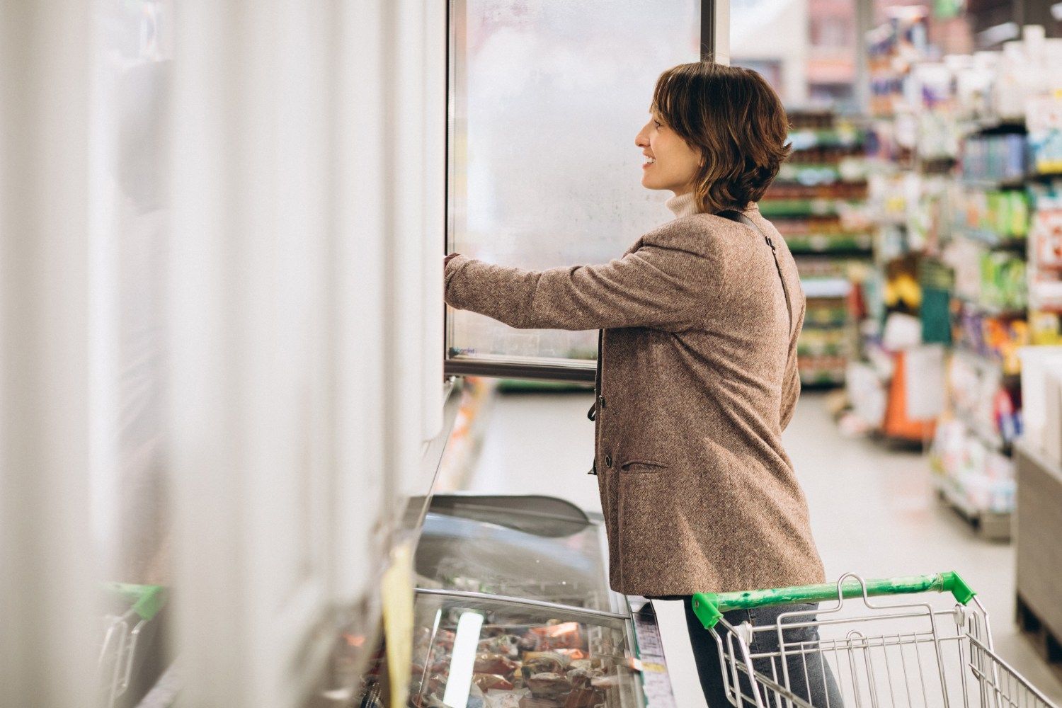 Una mujer hace su compra en un supermercado el 31 de diciembre / FREEPIK - senivpetro